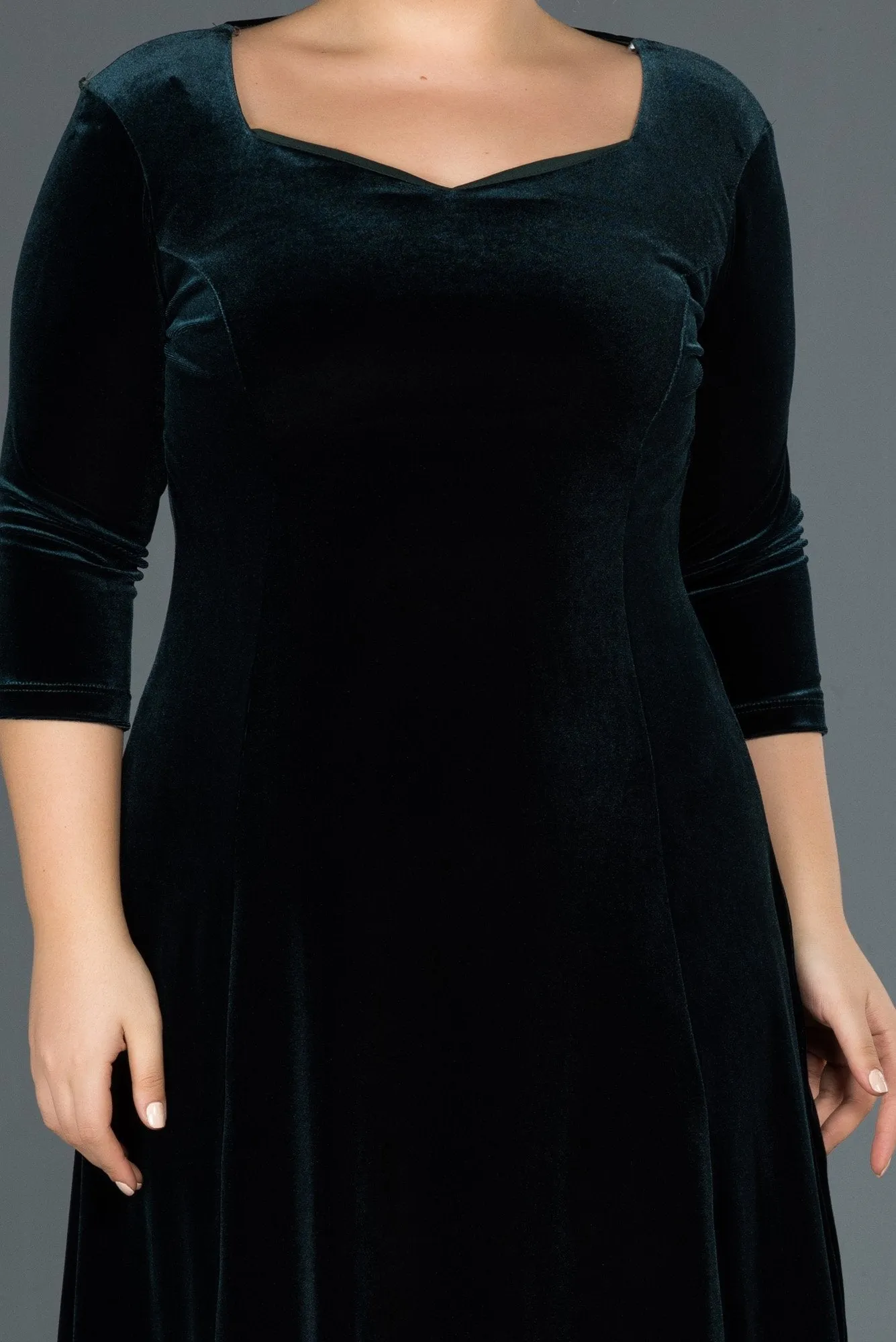 14690 Emerald Green Midi Velvet Dress